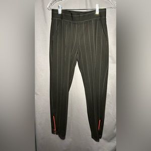 Hue size M pinstripe cigarette pants